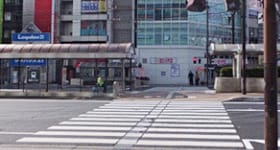 右に進むとまたすぐに横断歩道がありますので渡ってください。【画像】