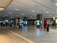 ステラプレイスを抜けるとJR東コンコースに出ます（赤いオブジェがあります）。【画像】