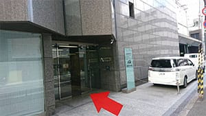 少し進むと左手側に「ヒューリック心斎橋ビル」の入口がありますのでお入りください。【画像】