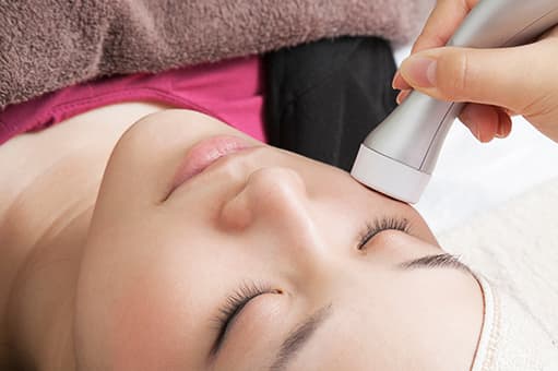 お顔に美容液を浸透させます